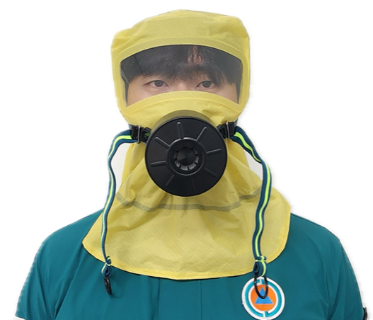 노란색 방독면 덮게에 목끈 조이기 전 사진