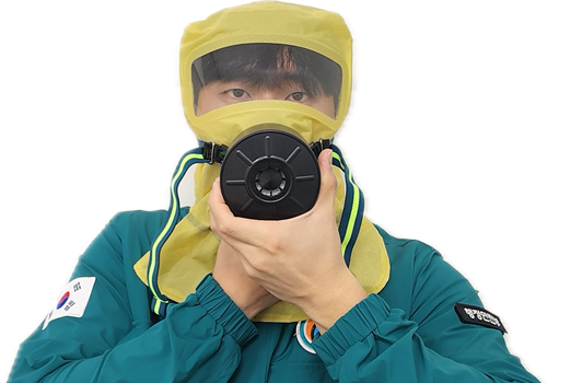 방독면을 착용후 손으로 돌리는 사진(정면)
