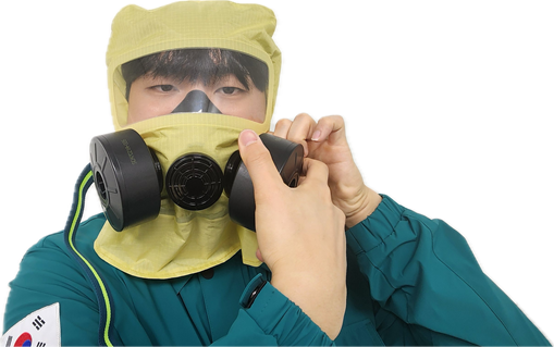 양손으로 정화통을 잡는 사진