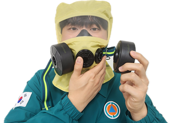 오른손으로 정면부를 잡고 왼손으로 정화통을 잡는 사진