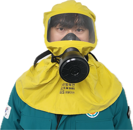 노란색 방독면 덮게에 목끈 조인 사진