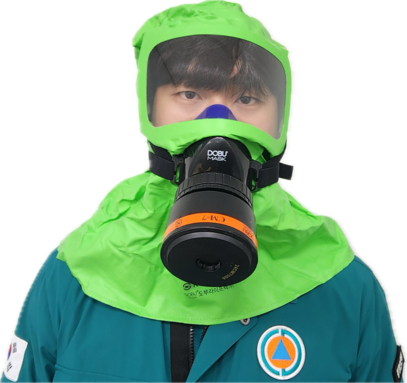 초록색 방독면 덮게에 착용 완료한 사진