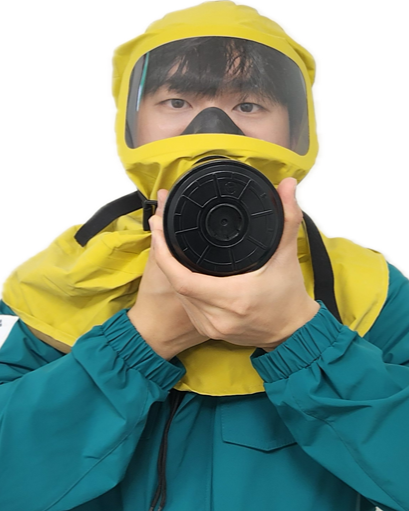 방독면을 착용후 손으로 돌리는 사진(확대)