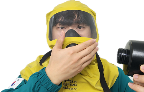 손으로 입을 가리고 정화통을 해체한 사진(확대)
