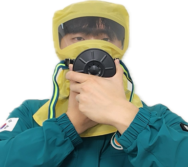 두손으로 정화통을 잡는 사진