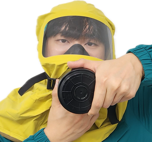 두손으로 정화통을 돌리는 사진