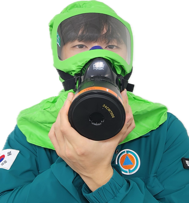 초록색 덮게 방독면 두손으로 정화통을 돌리는 사진