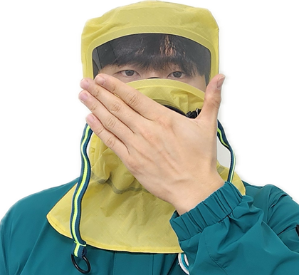 방독면 착용후 손으로 정화통을 막는 사진