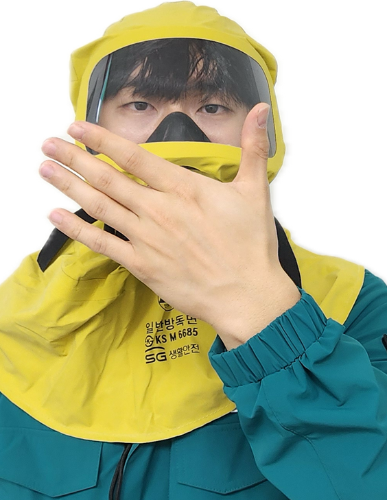 방독면 착용후 손으로 정화통을 막는 사진