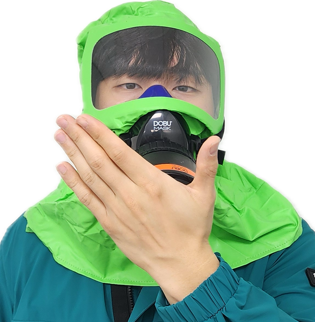초록새 덮게 방독면 착용후 손으로 정화통을 막는 사진