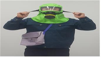 방독면 착용 후, 얼굴에 밀착되도록 머리끈을 당겨 조임