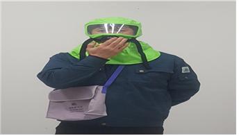 정화통의 공기흡입구를 손으로 막고, 숨을 길게 들이쉬고 안면부가 밀착되는지 확인