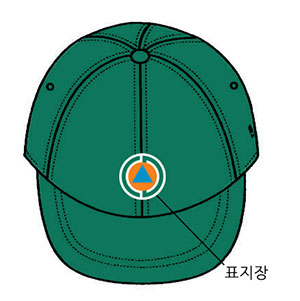 근무복과 같은 색상으로 복제의 통일성을 기하고 왼쪽 측면에 ‘민방위’ 글자를 삽입하였다.